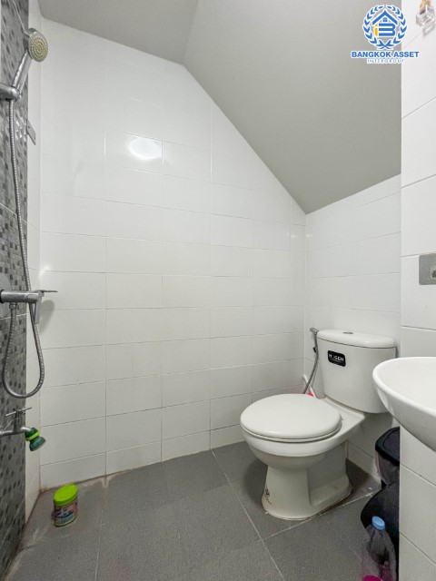 ทาวน์เฮ้าส์มือสองย่านนนทบุรี โครงการ เปี่ยมสุข S-Gate แจ้งวัฒนะ-กาญจนาภิเษก เนื้อที่มากถึงเกือบ 28 ตร.ว. ฟังก์ชัน 3 ห้องนอน 2 ห้องน้ำ 2 ที่จอดรถ บนทำเลเดินทางสะดวก เชื่อมต่อถ.กาญจนาภิเษก, ถ.ราชพฤกษ์, ถ.345 ใกล้รถไฟฟ้าสายสีม่วง "สถานีคลองบางไผ่" และทางด่วน "กาณจนาภิเษก"